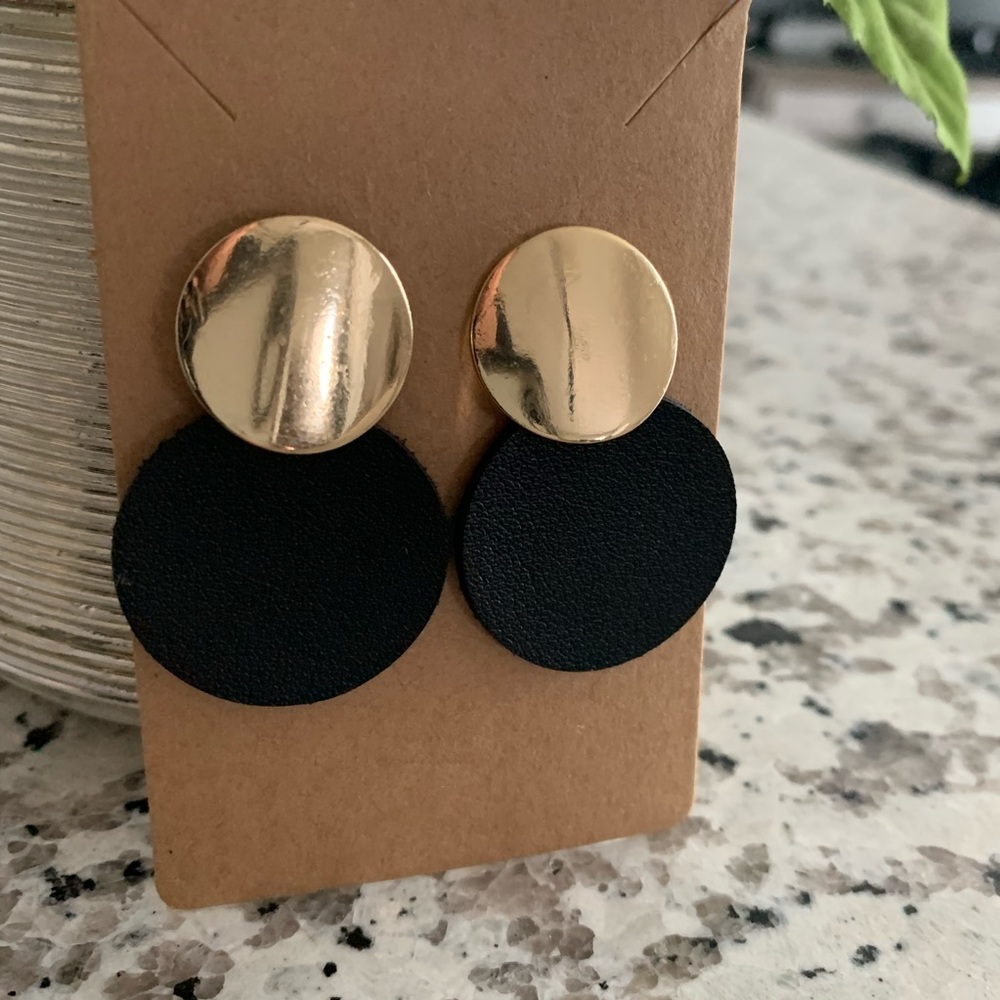 ⭐️CLEARANCE⭐️ Leather Dangle Earrings - Picture 5 of 7